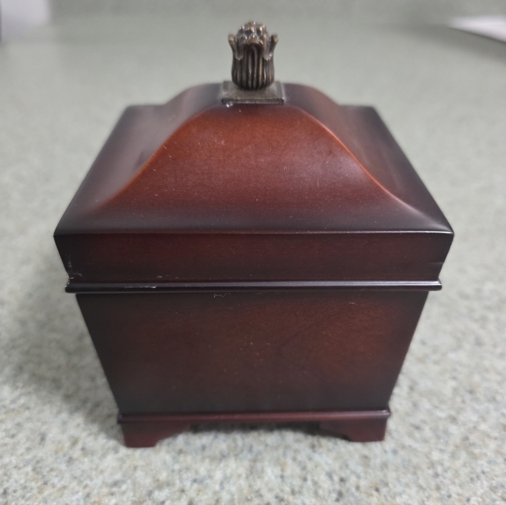 Vtg Bombay Company Musical Cherry Wood Velvet Lined Ring Box Jewelry Box.